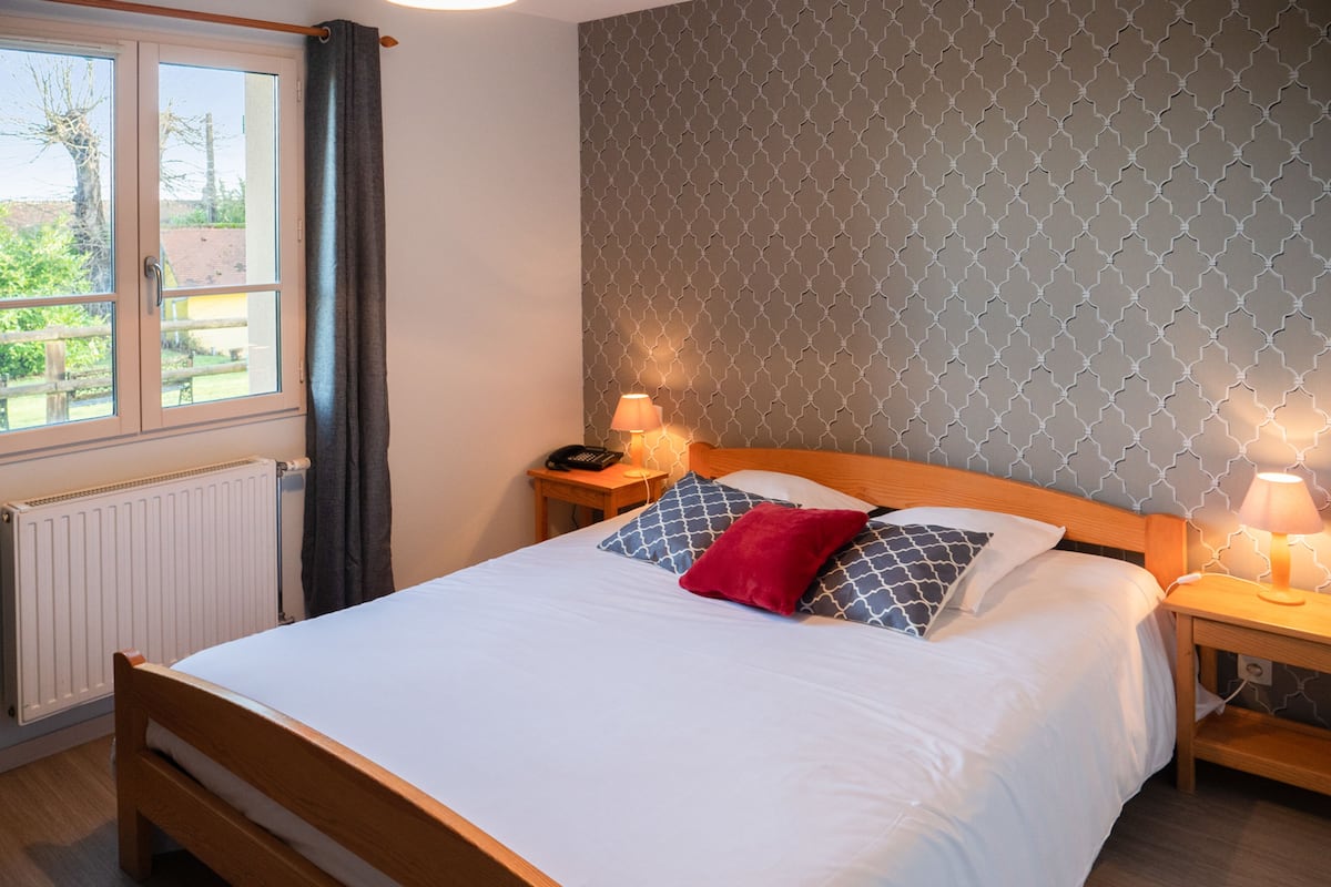 Standaard tweepersoonskamer | Een bureau, gratis wifi, beddengoed