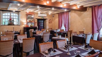 Se sirven comidas, cenas y cocina francesa