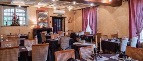 Lunch and dinner served, French cuisine