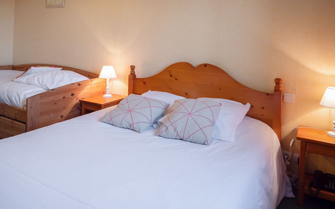 Escritorio, wifi gratis y ropa de cama 