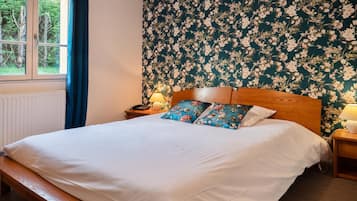 Escritorio, wifi gratis y ropa de cama