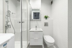 Douche, sèche-cheveux, serviettes fournies, shampoing