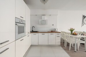 Kühlschrank, Herdplatte, Geschirrspüler, Wasserkocher