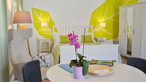Un dormitorio moderno con cama, mesitas de noche, escritorio y silla.