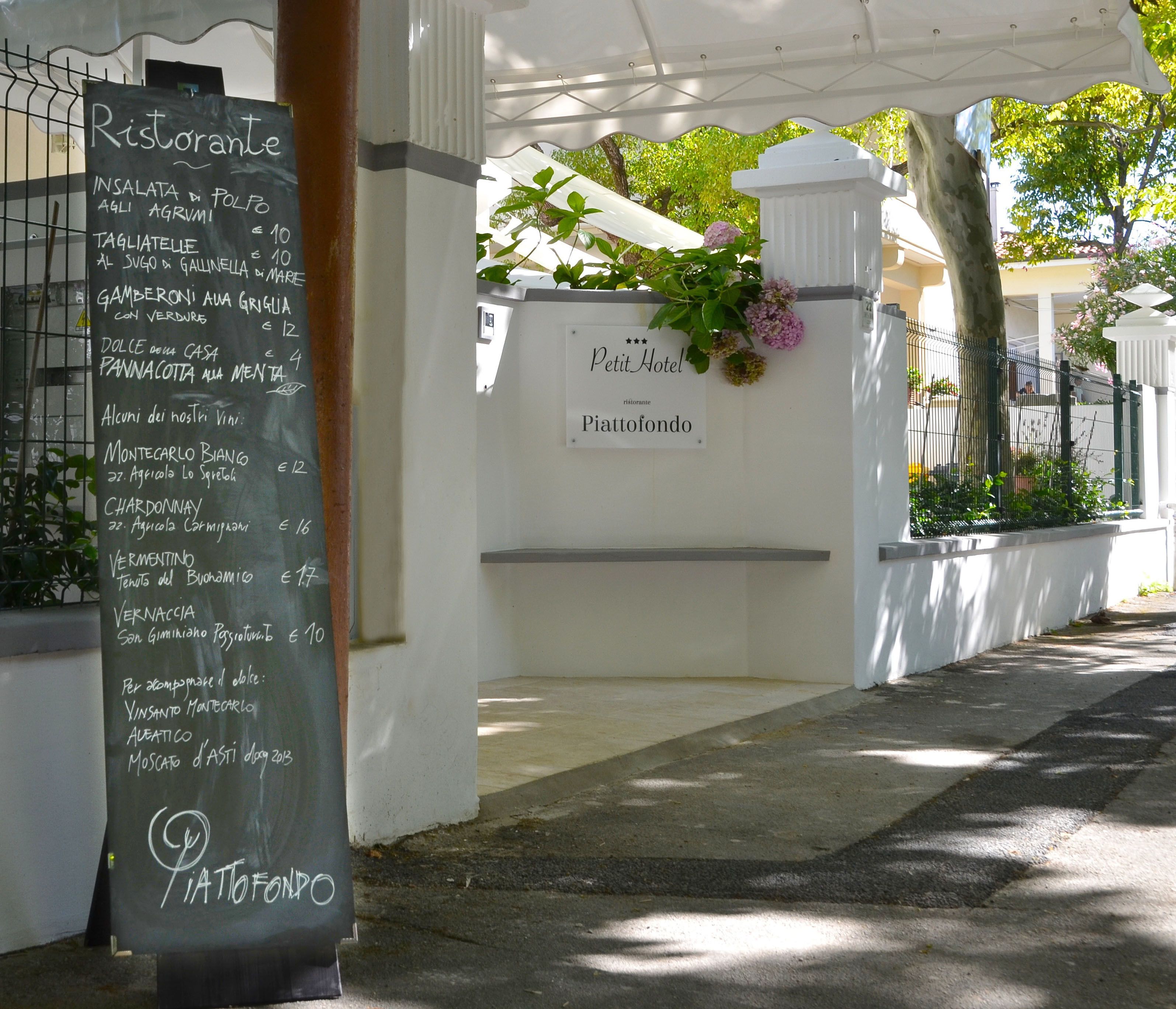 Pintu masuk properti