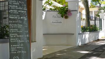 Pintu masuk properti