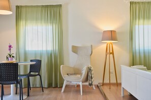 Suite Keluarga | Seprai premium, minibar, brankas, dan meja kerja