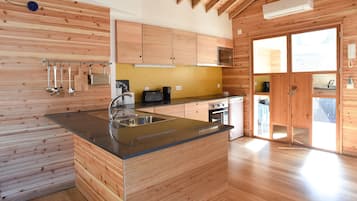 Dúplex Deluxe, 3 habitaciones | Cocina privada | Refrigerador, microondas, horno y parrilla de estufa