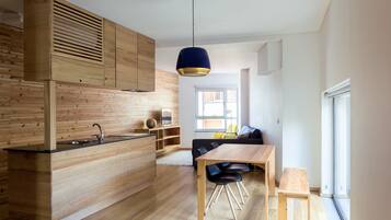 Design-huoneisto, 1 makuuhuone | Oleskelualue | Taulutelevisio, kirjoja