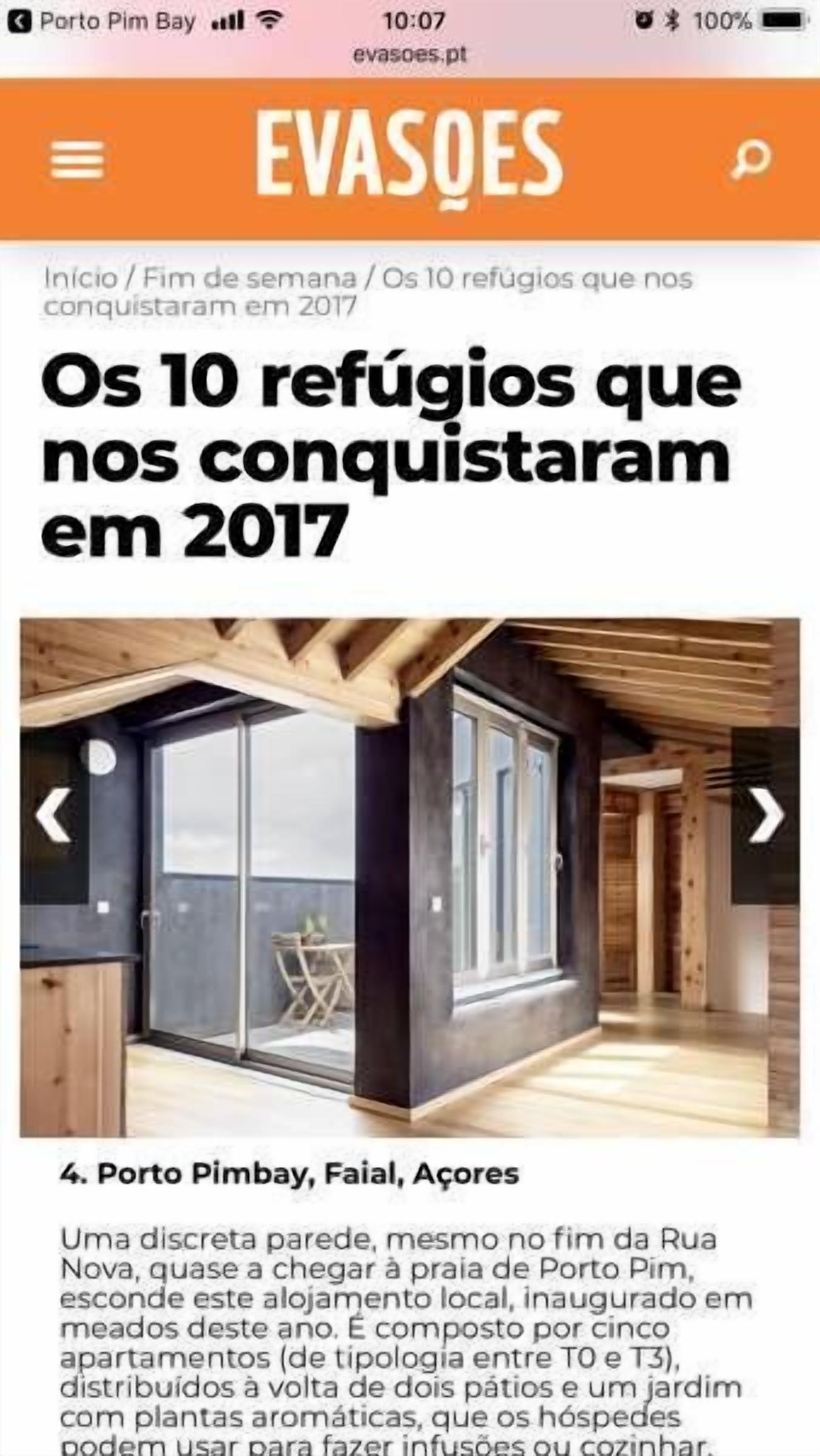 Un apartamento moderno y compacto con un pequeño balcón, interior de madera y vistas al entorno.