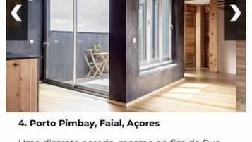 Un apartamento moderno y compacto con un pequeño balcón, interior de madera y vistas al entorno.