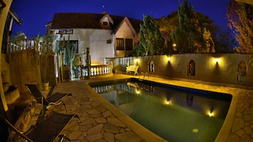 Piscina externa, espreguiçadeiras
