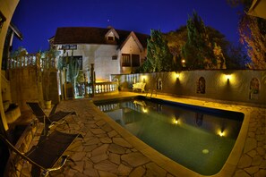 สระว่ายน้ำกลางแจ้ง, เก้าอี้อาบแดดริมสระ