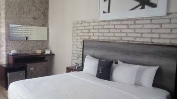 Suíte júnior, 1 quarto | Frigobar, cofres nos quartos, individualmente decorados