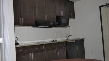 Suite ejecutiva, 1 cama King size, cocineta | Cortinas blackout, tabla de planchar con plancha y camas extra