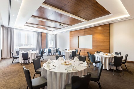 Radisson Blu Hotel Dubai Waterfront - Image 196