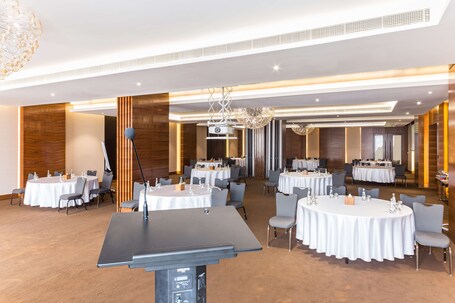 Radisson Blu Hotel Dubai Waterfront - Image 46