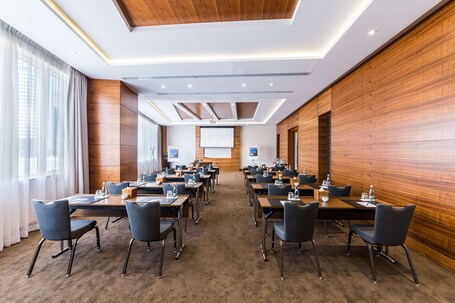 Radisson Blu Hotel Dubai Waterfront - Image 228
