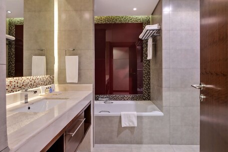 Radisson Blu Hotel Dubai Waterfront - Image 161