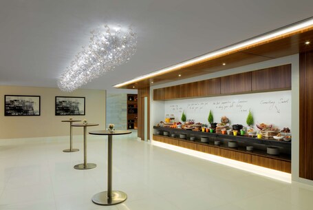 Radisson Blu Hotel Dubai Waterfront - Image 224