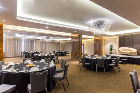 Radisson Blu Hotel Dubai Waterfront - Image 197