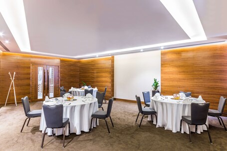 Radisson Blu Hotel Dubai Waterfront - Image 158