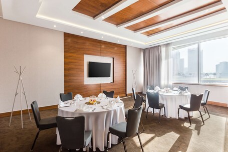 Radisson Blu Hotel Dubai Waterfront - Image 210