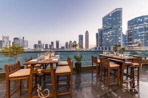 2 restaurants, breakfast, lunch, dinner served; international cuisine - Radisson Blu Hotel Dubai Waterfront (Dubai)