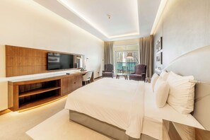 Premium bedding, pillowtop beds, minibar, in-room safe - Radisson Blu Hotel Dubai Waterfront (Dubai)
