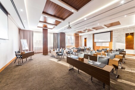 Radisson Blu Hotel Dubai Waterfront - Image 76
