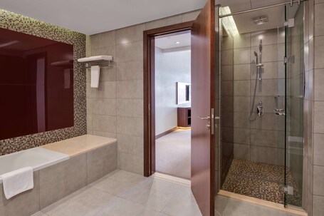 Radisson Blu Hotel Dubai Waterfront - Image 156