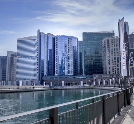 Radisson Blu Hotel Dubai Waterfront - Image 19