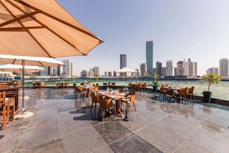 Radisson Blu Hotel Dubai Waterfront - Image 61