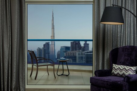 Radisson Blu Hotel Dubai Waterfront - Image 11