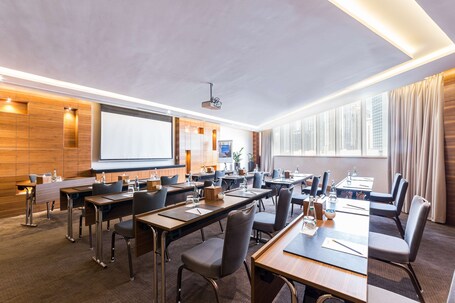Radisson Blu Hotel Dubai Waterfront - Image 170