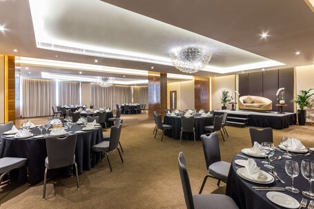 Radisson Blu Hotel Dubai Waterfront - Image 198