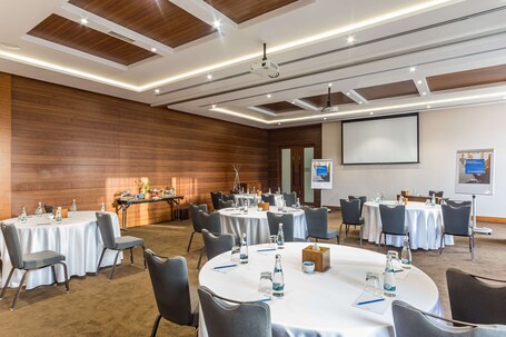 Radisson Blu Hotel Dubai Waterfront - Image 163