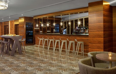Radisson Blu Hotel Dubai Waterfront - Image 38