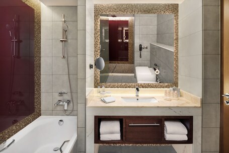 Radisson Blu Hotel Dubai Waterfront - Image 164