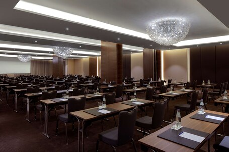 Radisson Blu Hotel Dubai Waterfront - Image 240