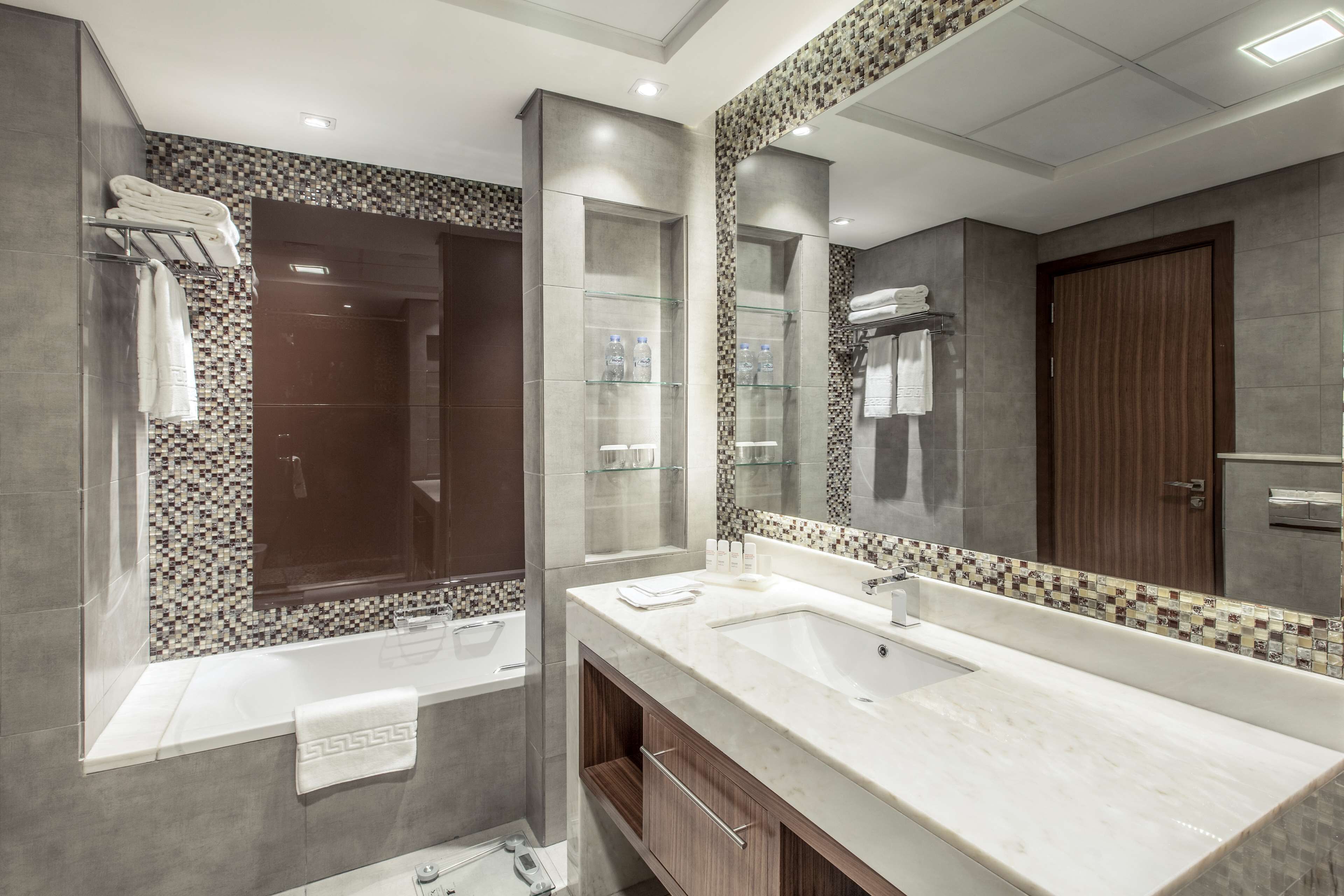 standard room | bathroom | combined shower/bathtub, free toiletries, bathrobes, towels
