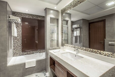 Radisson Blu Hotel Dubai Waterfront - Image 30