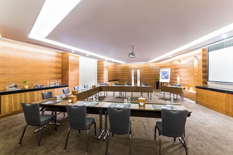 Radisson Blu Hotel Dubai Waterfront - Image 74