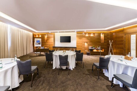 Radisson Blu Hotel Dubai Waterfront - Image 75