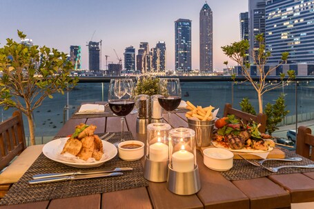 Radisson Blu Hotel Dubai Waterfront - Image 29