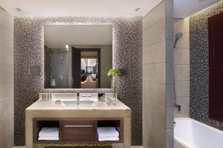 Radisson Blu Hotel Dubai Waterfront - Image 133