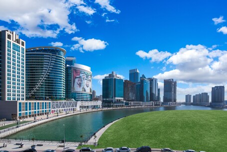 Radisson Blu Hotel Dubai Waterfront - Image 34