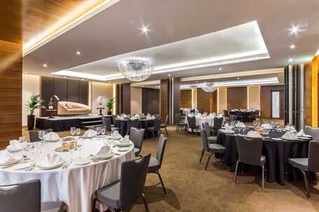 Radisson Blu Hotel Dubai Waterfront - Image 193