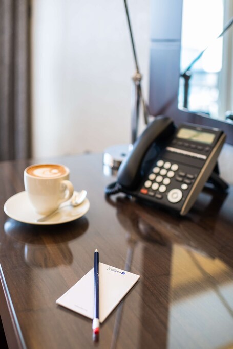 Radisson Blu Hotel Dubai Waterfront - Image 112