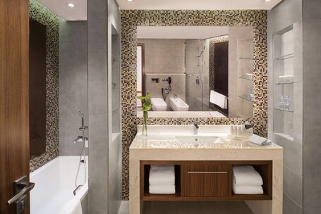 Radisson Blu Hotel Dubai Waterfront - Image 43